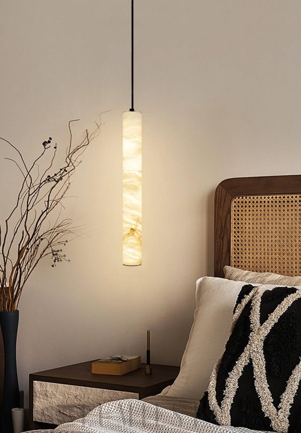 Elegancka lampa wisząca z alabastru, biało-złota