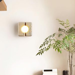 Kwadratowa lampa ścienna z trawertynu beżowa ciepła 15 cm