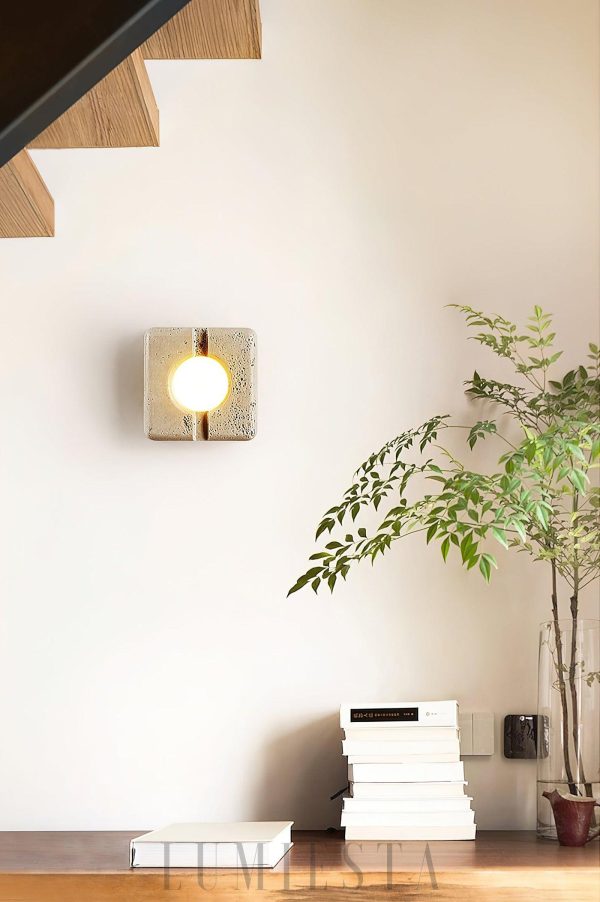 Kwadratowa lampa ścienna z trawertynu beżowa ciepła 15 cm