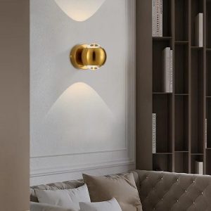 Lampa ścienna kulista złota nowoczesny styl do wnętrz