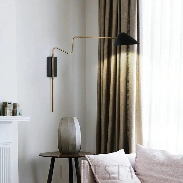 Lampa ścienna z metalowym ramieniem w stylu nowoczesnym