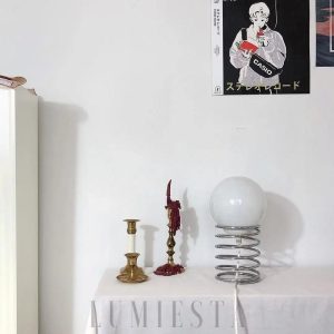 Lampka stołowa w stylu skandynawskim z okrągłym kloszem