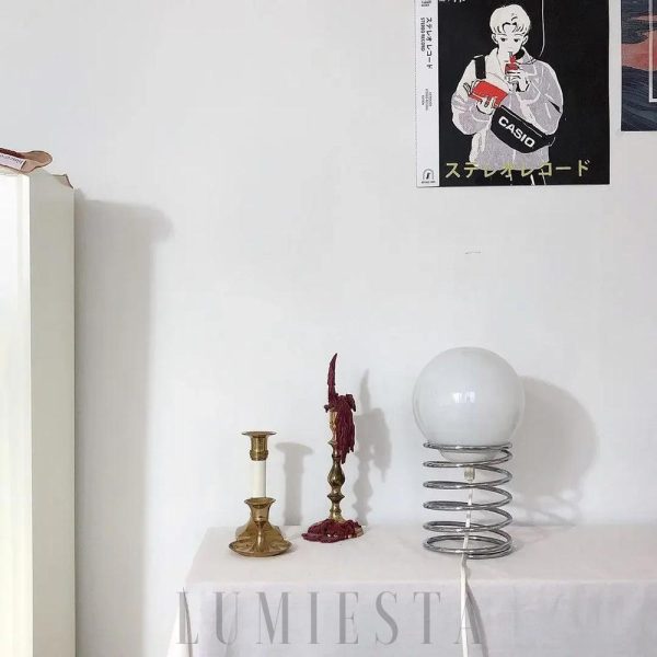 Lampka stołowa w stylu skandynawskim z okrągłym kloszem