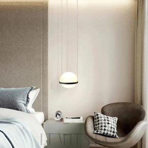 Nowoczesna lampa wisząca kula z czarnym akcentem