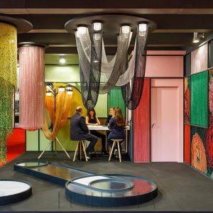 Lampa sufitowa Aura w kształcie linki z różnymi kolorami