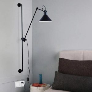 Lampa ścienna w stylu skandynawskim z regulowanym ramieniem