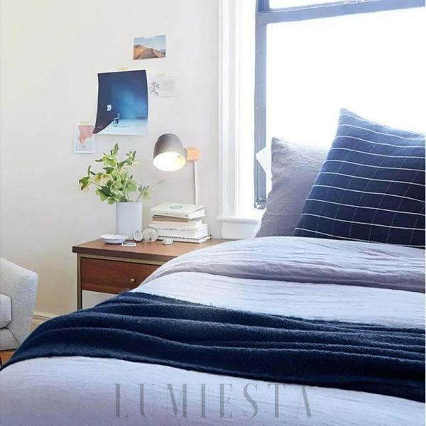 Skandynawska lampka nocna z minimalistycznym kloszem