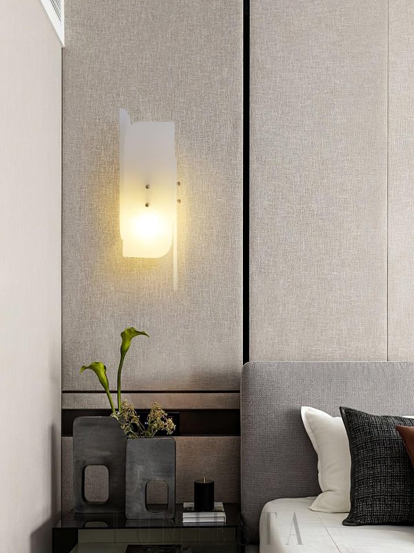 Elegancka mosiężna lampa ścienna Alabaster Megalith