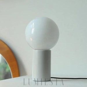 Nowoczesna lampa stołowa z okrągłym kloszem i stojakiem