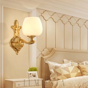 Lampa ścienna mosiężna z szklanym kloszem w stylu vintage