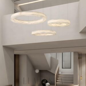 Marika - Nowoczesny żyrandol z alabastru w kolorze mosiądzu