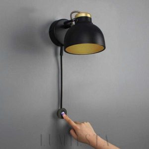 Nowoczesna lampa ścienna industrialna z metalowym kloszem