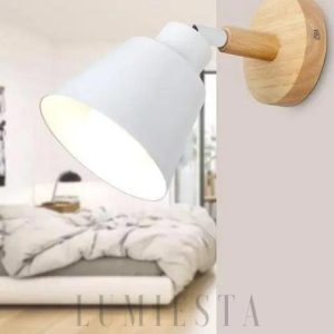 Stylowa lampa ścienna, metalowy klosz i drewniana podstawa
