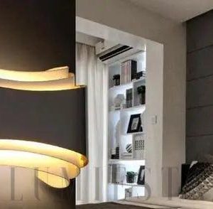 Lampa ścienna w stylu nowoczesnym z eleganckim kształtem