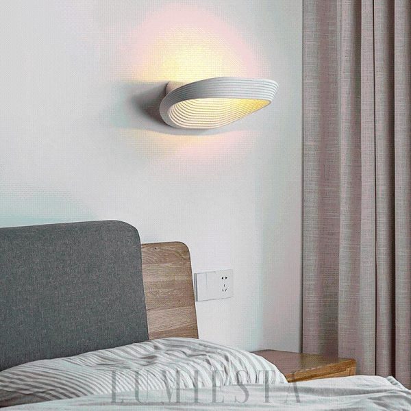 Nowoczesna lampa ścienna w unikalnym kształcie owalnym