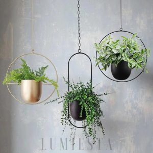 Minimalistyczny wiszący kwietnik z metalowym stelażem