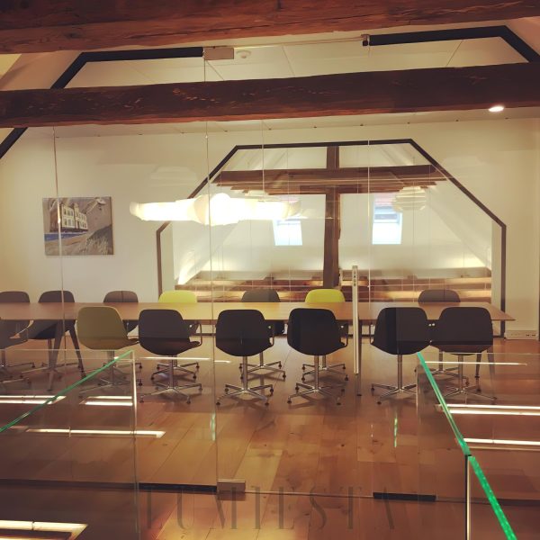 Lampa wisząca Caterpillar w białym kolorze styl nowoczesny