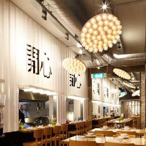 Lampa wisząca okrągła z podświetleniem LED w białym kolorze