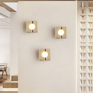 Kwadratowa lampa ścienna z trawertynu beżowa ciepła 15 cm