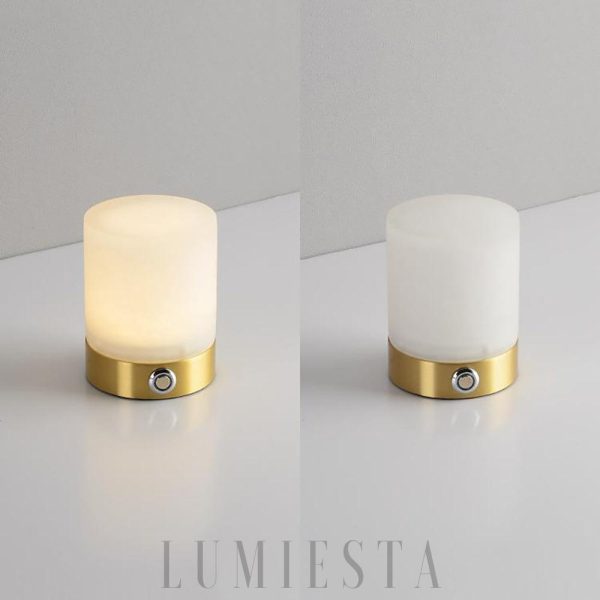 Lucrene - Alabastrowa lampa stołowa z mosiężną oprawą