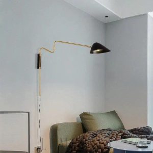 Lampa ścienna z metalowym ramieniem w stylu nowoczesnym