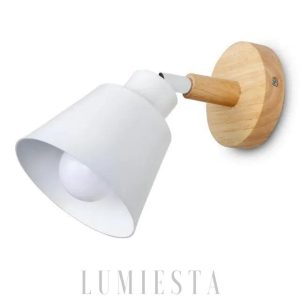 Stylowa lampa ścienna, metalowy klosz i drewniana podstawa