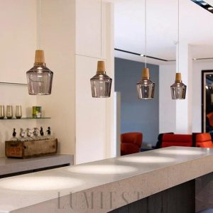 Lampa wisząca ze szkła i drewna w nowoczesnym stylu