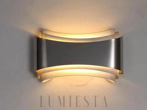 Lampa ścienna w stylu nowoczesnym z eleganckim kształtem
