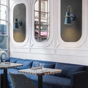 Elegancka lampa ścienna czarna ze złotym akcentem