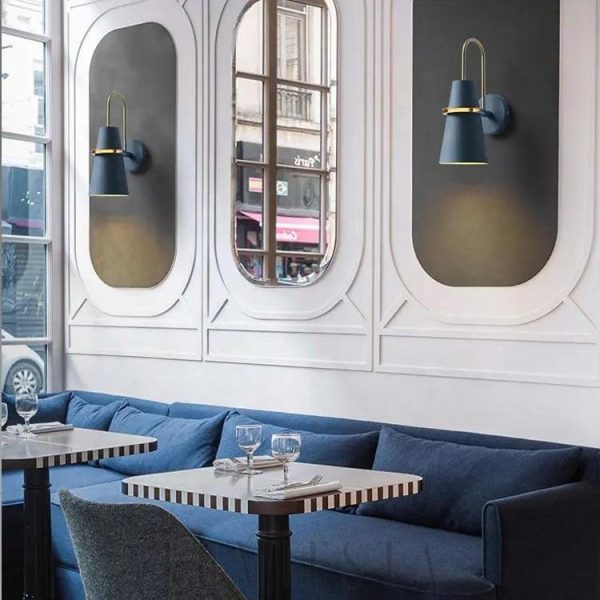 Elegancka lampa ścienna czarna ze złotym akcentem