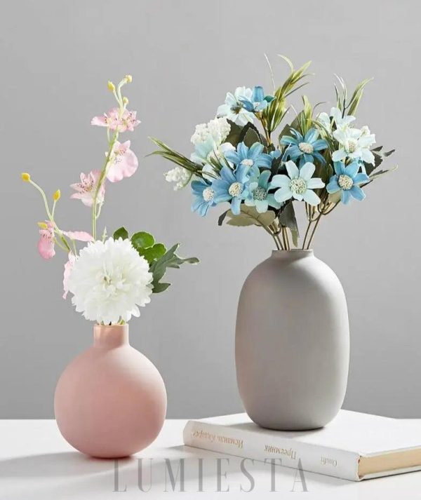 Stylowe wazony ceramiczne w różnych kształtach i kolorach