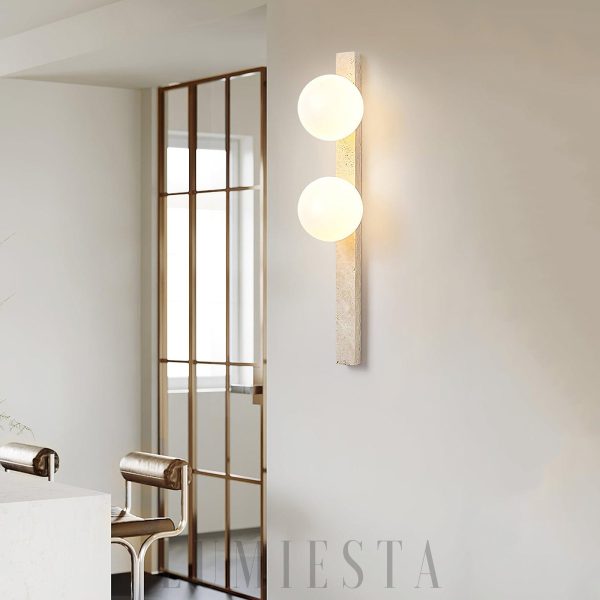 Verty - Pionowy kinkiet trawertynowy z kulistymi kloszami 95 cm