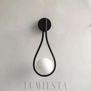 Lampa ścienna w stylu minimalistycznym z okrągłym kloszem