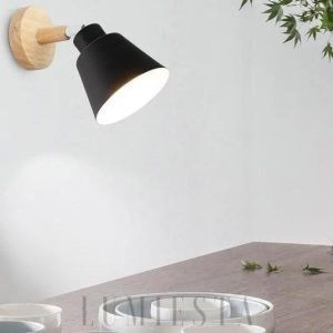 Stylowa lampa ścienna, metalowy klosz i drewniana podstawa
