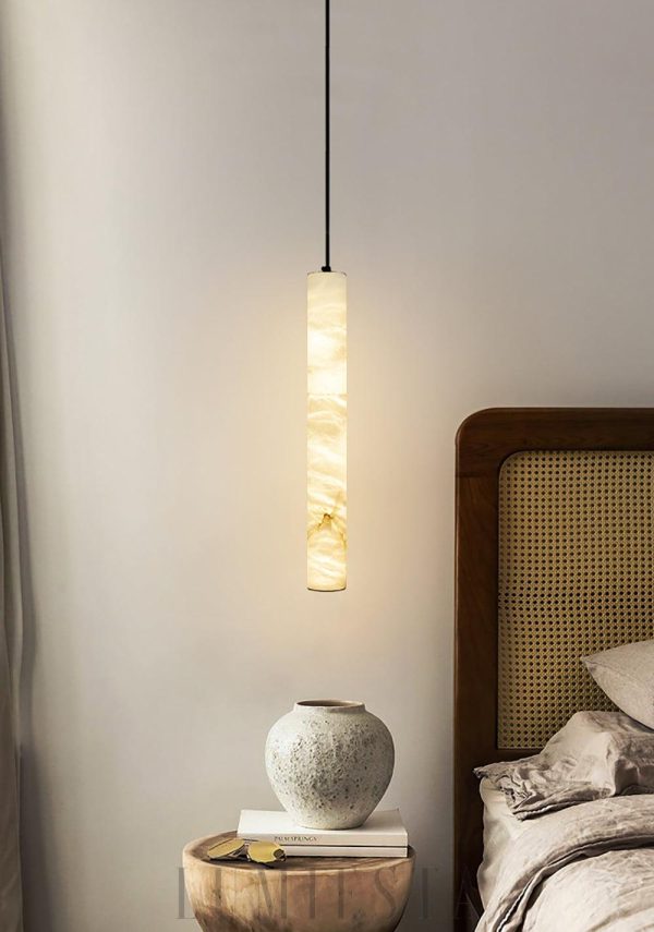 Elegancka lampa wisząca z alabastru, biało-złota