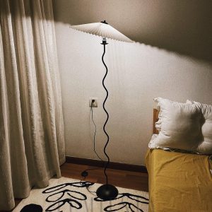 Squiggle - Skandynawska lampa podłogowa z falistym stelażem