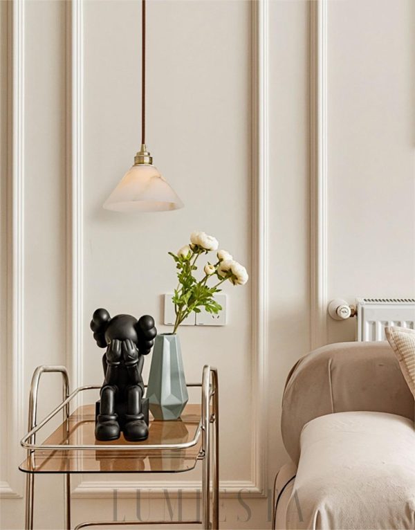 Monna - Stożkowa lampa wisząca z alabastru, mosiądz 18cm