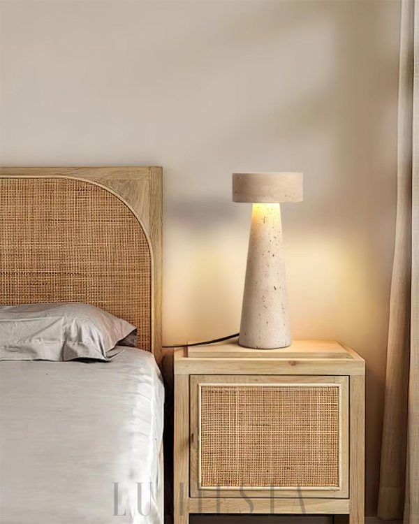 Elegancka stożkowa lampa z naturalnego trawertynu, beżowa, 12x30 cm