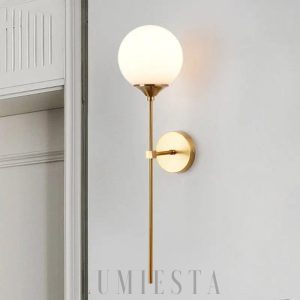 Lampa ścienna złota z kulistym kloszem nowoczesny design