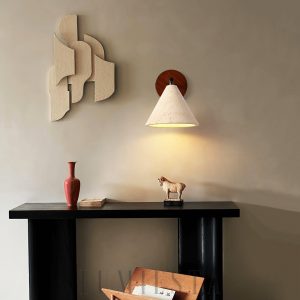 Sparta - Lampa ścienna stożkowa z travertynu i drewna