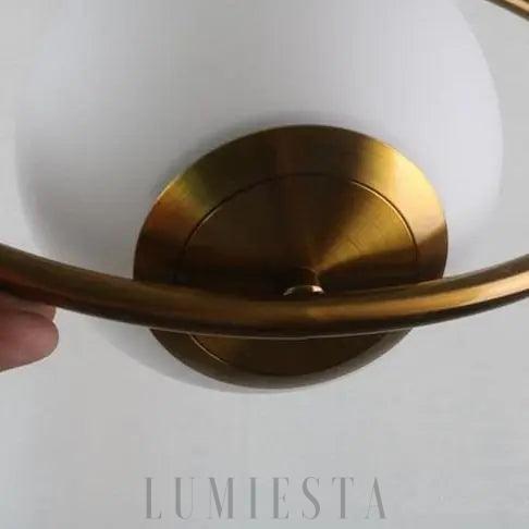 Lampa wisząca w kształcie koła z mleczną kulą