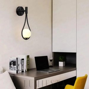 Lampa ścienna w stylu minimalistycznym z okrągłym kloszem