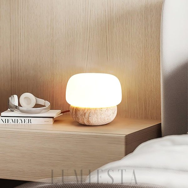 Doudou - Beżowa okrągła lampa stołowa z trawertynu