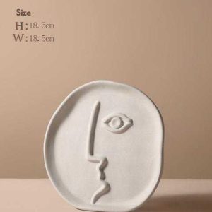 Wazon w kształcie twarzy z ceramicznym wykończeniem