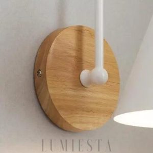 Lampka ścienna w stylu skandynawskim z drewnianym elementem