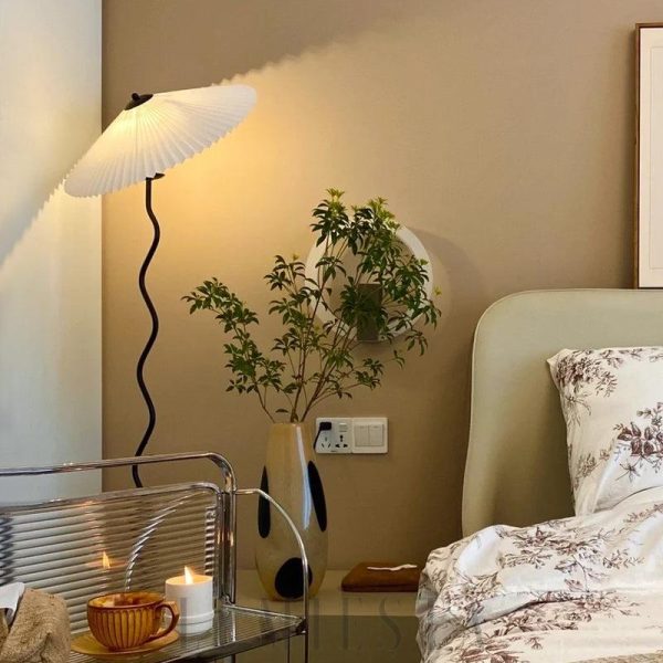 Squiggle - Skandynawska lampa podłogowa z falistym stelażem