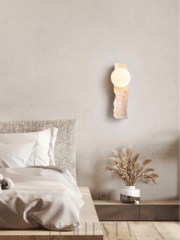 Lampa ścienna z trawertynu beżowa nieregularny kształt