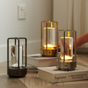 Lampa stołowa industrialna z metalowym stelażem