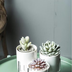 Eleganckie potrójne stojaki na doniczki — biało-złote