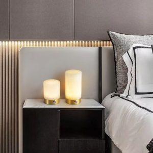 Lucrene - Alabastrowa lampa stołowa z mosiężną oprawą